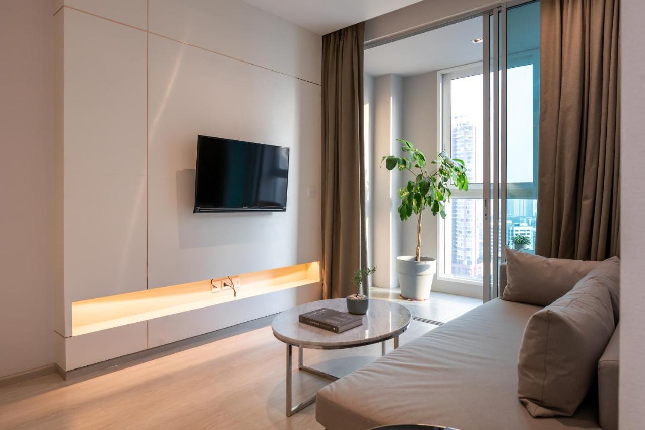 Jasmine 59 Hotel Bangkok Luaran gambar A living room in a serviced apartment in Hong Kong