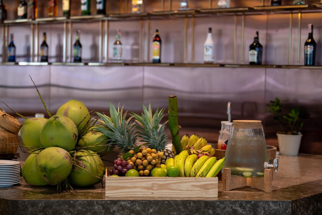 Jasmine 59 Hotel Bangkok Luaran gambar Fruit at a bar