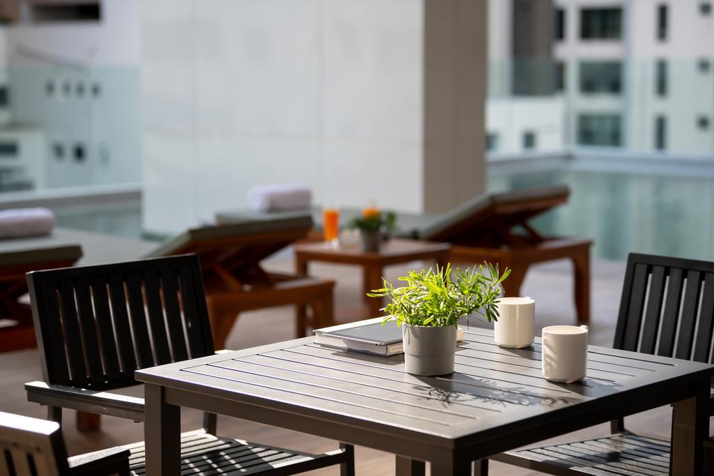 Jasmine 59 Hotel Bangkok Luaran gambar A table and chairs