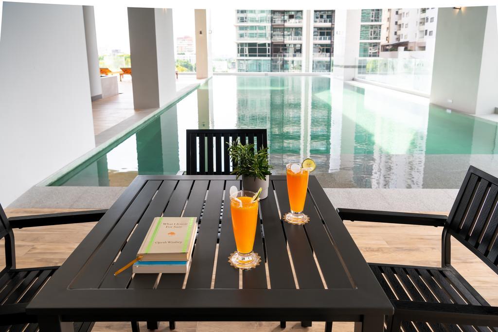 Jasmine 59 Hotel Bangkok Luaran gambar A poolside table and chairs