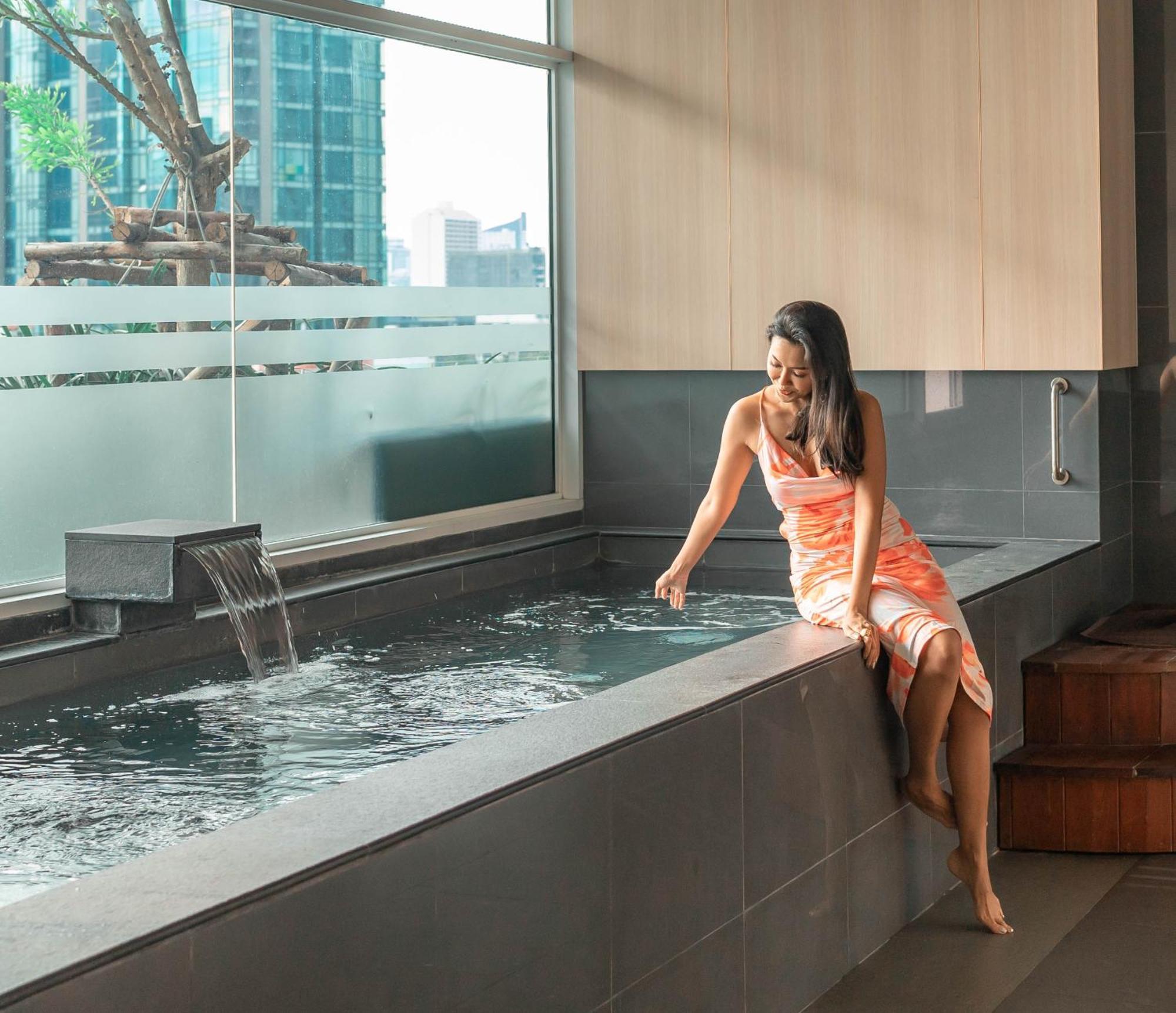 Jasmine 59 Hotel Bangkok Luaran gambar A woman in a modern onsen