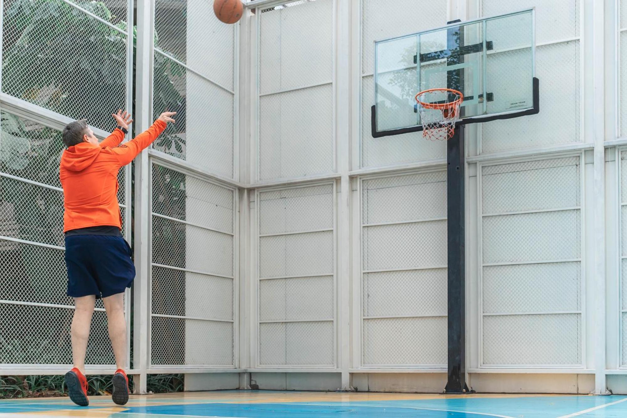 Jasmine 59 Hotel Bangkok Luaran gambar Basketball player shooting a layup