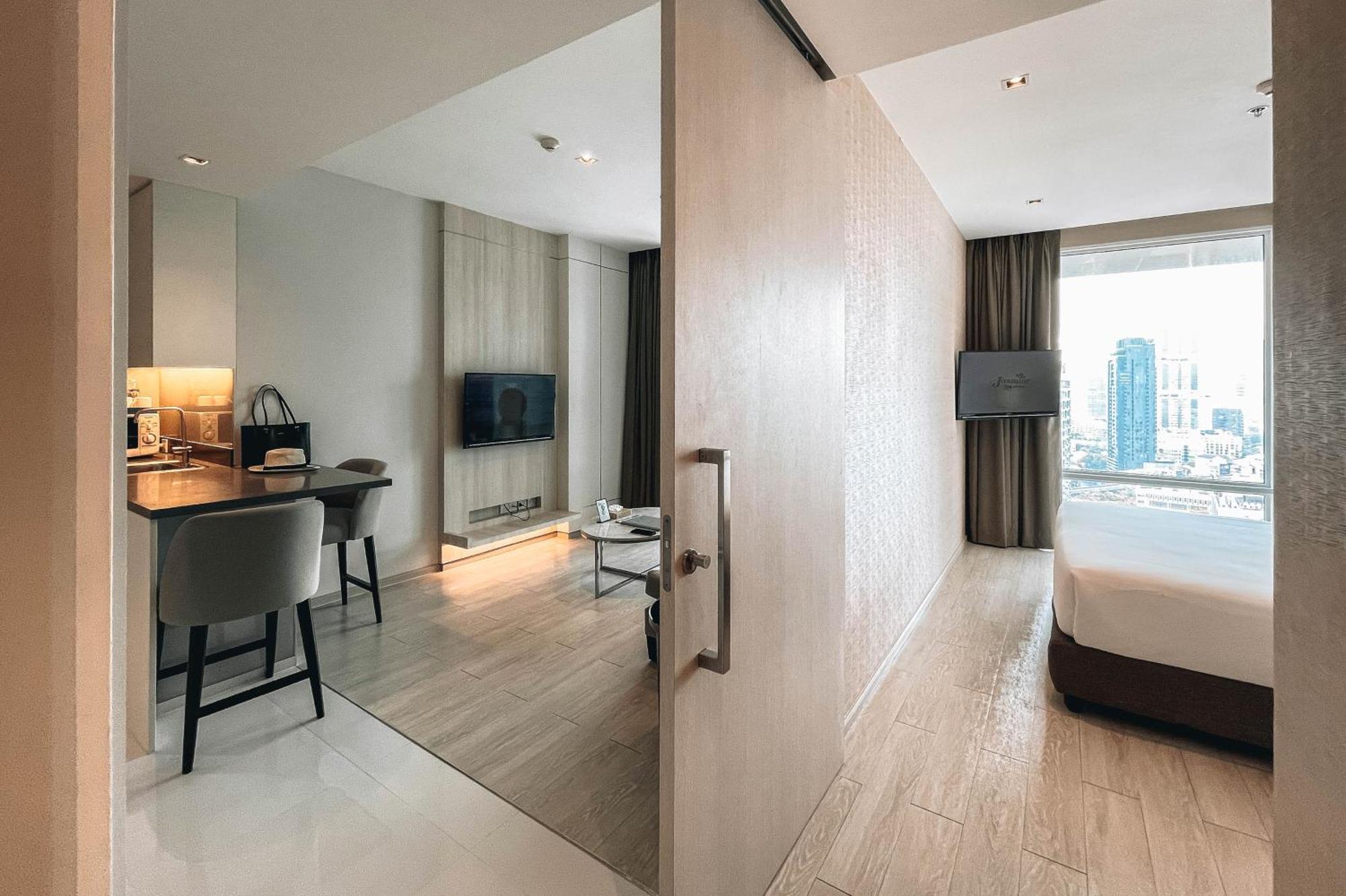 Jasmine 59 Hotel Bangkok Luaran gambar A suite at the hotel