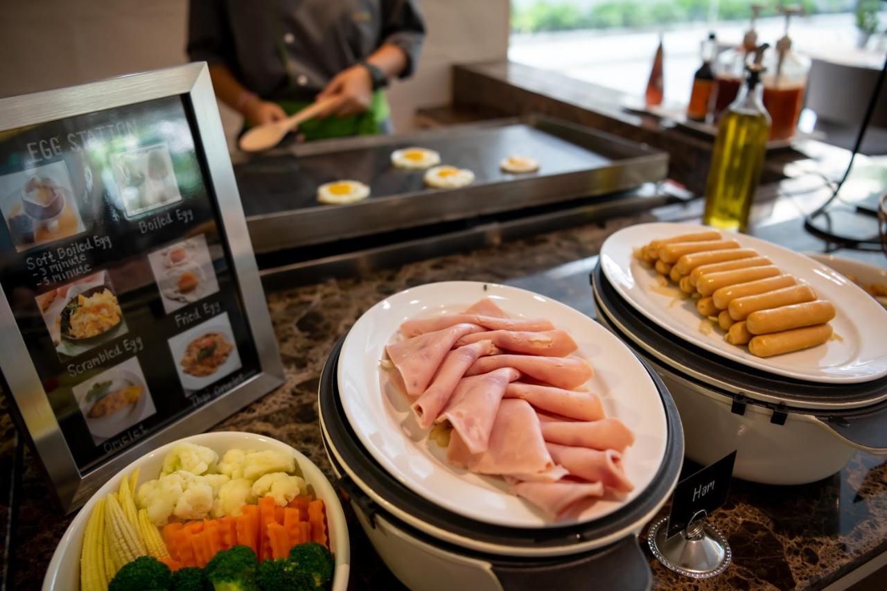 Jasmine 59 Hotel Bangkok Luaran gambar A chef cooking