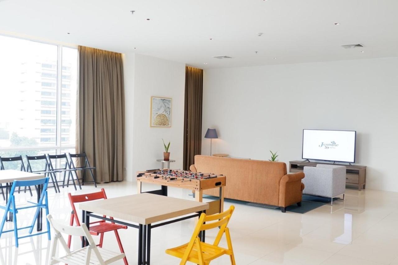 Jasmine 59 Hotel Bangkok Luaran gambar A living room in a serviced apartment in Kuala Lumpur, Malaysia